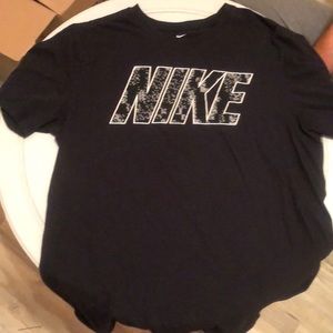 Black nike tee shirt.
